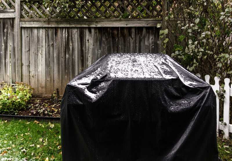 Limpieza de parrillas - parrilla cubierta con un toldo protector