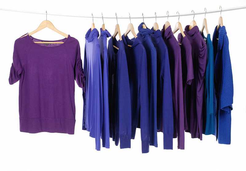 Utiliza colgadores para las camisas, camisetas o blusas