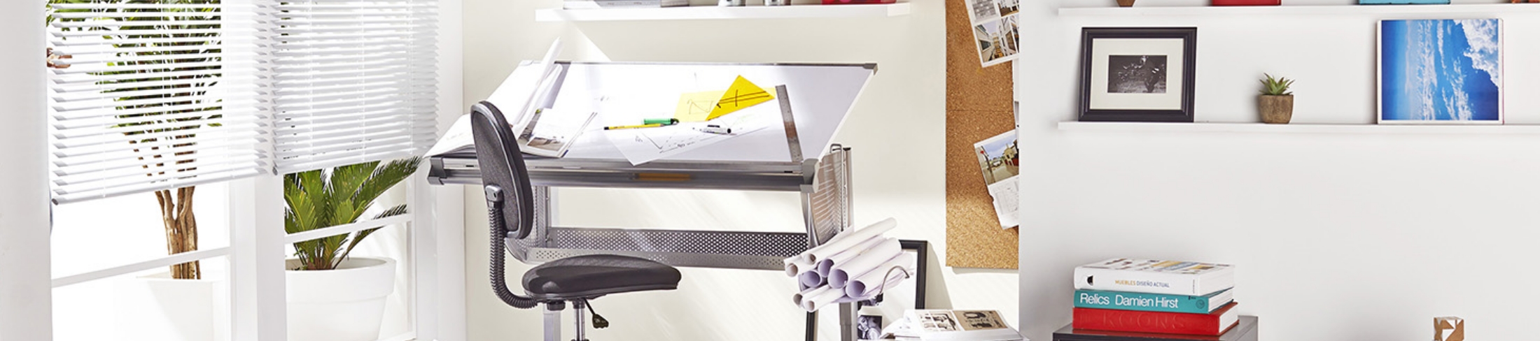 escritorio en espacio iluminados